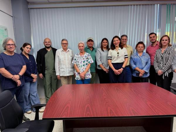 Izquierda a derecha: Pepo Díaz, fundador de Infancia Solidaria; Lizzie Dumas , Dr. Lexys Meza , Norman García, Dra. Tomasa Centella, Edwin Pavón, Ruth Arita , Monique Asfura, Arnoldo Avilez, Bárbara Ortiz, directora de Mensajeros de la Paz Honduras; Dr. Gabriel Paredes, director del Mario Rivas y María Isabel Rodríguez.