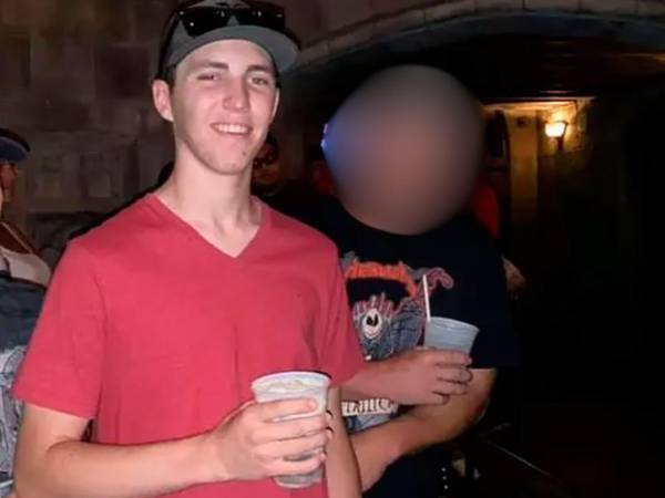 A medida que la investigación sobre el asesinato de Charlie Kirk avanza, nuevos elementos se suman al perfil del acusado Tyler Robinson. Fotografías del pasado del joven, recuperadas de sus redes sociales, ya salieron a la luz y revelan que tenía contacto con armas desde que era un niño.