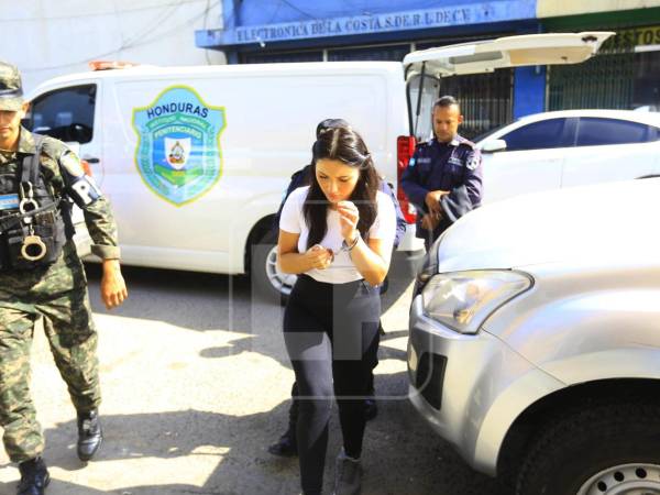 Katherine Romero a su llegada al Juzgado de Letras Seccional de Villanueva.