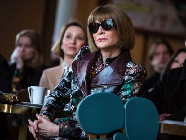 Carteles que llaman al boicot de la Met Gala han proliferado estos días por las calles de Nueva York. El motivo: que los patrocinadores de esta edición, que se celebrará el 4 de mayo, son Jeff Bezos y su esposa, Lauren Sánchez, a quienes se acusa de impulsar al ICE o de explotación laboral en Amazon. En la imagen. Anna Wintour, organizadora de la Met Gala de Nueva York, en una foto de archivo.