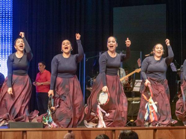 La música y la adoración fueron protagonistas en el retiro, creando un ambiente de unión y espiritualidad para la congregación.