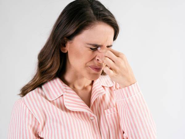Busque atención médica inmediata si el sangrado se acompaña de mareo, dolor de cabeza, entumecimiento facial, dolor de pecho o presión arterial muy alta.
