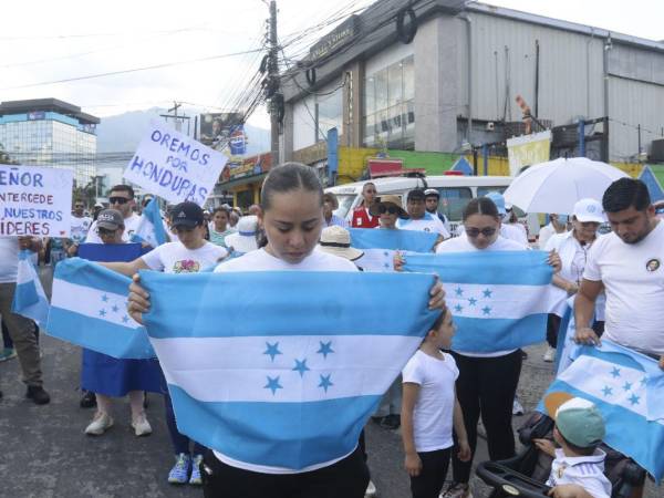 Analistas señalaron que la caminata no solo fue un acto de fe, sino también un mensaje de presión social hacia la clase política del país.