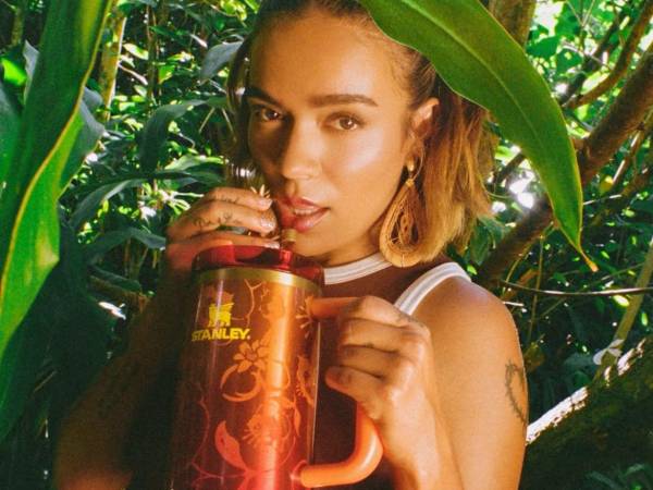 Tamaños y precios de la colección Karol G Tropicoqueta: 30 oz ($55) y 40 oz ($65) con adornos dorados en forma de piña para las pajillas.