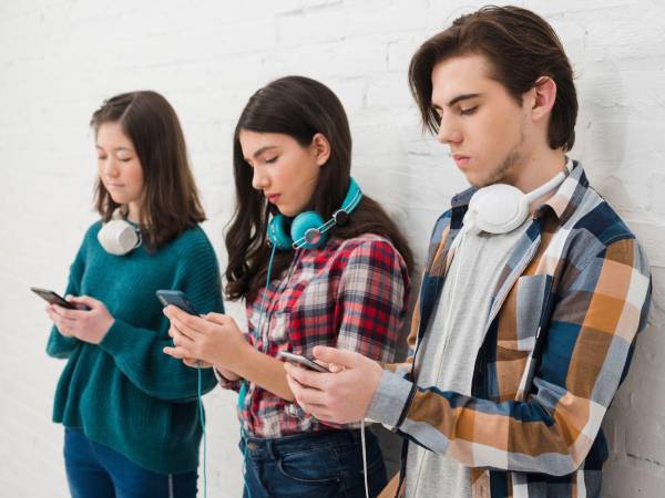 Los dispositivos tecnológicos, que han pasado de estar a nuestro servicio a controlar y en buena medida dominar nuestras vidas.