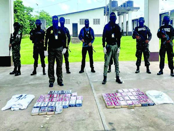 Agentes hallaron los paquetes flotando en el mar en una zona de arrecifes.
