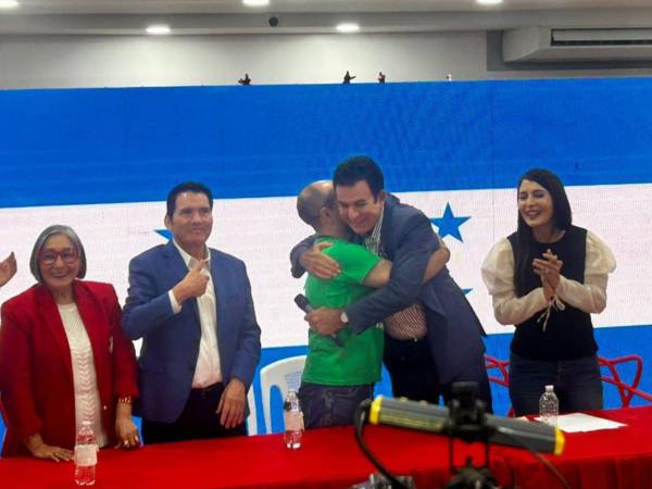 Godofredo Fajardo y Salvador Nasralla se dieron un efusivo abrazo tras el anuncio de que el candidato a diputado por la DC se suma al Partido Liberal.