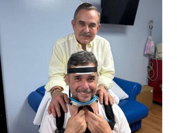 Luego de días de incertidumbre y cadenas de oración que unieron al gremio médico y a la sociedad sampedrana, el reconocido médico Sergio Bendaña ha sido dado de alta. El galeno, hijo del exministro de Salud y reconocido médico Arturo Tuky Bendaña, logró superar una delicada crisis de salud que lo mantuvo bajo estricta vigilancia médica.