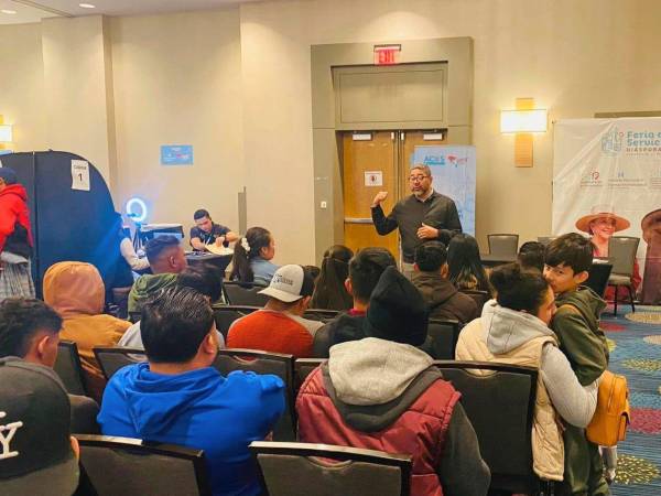 El director ejecutivo del Infop, Carlos Suazo, se dirigió a un grupo de hondureños en el exterior, durante la Feria de Servicios para la Diáspora que se realizó en 2024 en varias ciudades de Estados Unidos.