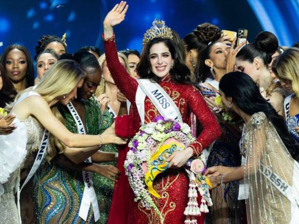 Fátima Bosch, coronada Miss Universo 2025, recibió un paquete de premios valuado en más de 250 mil dólares, además de un salario mensual, contratos internacionales, una residencia en Nueva York y beneficios de lujo que incluyen viajes, patrocinios y acceso a eventos exclusivos.