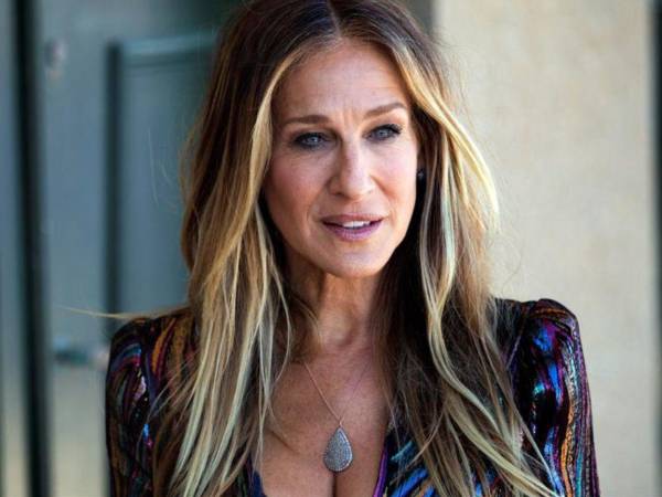La actriz Sarah Jessica Parker celebra este martes 25 de marzo su 60 cumpleaños, marcando así cinco décadas de una trayectoria que ha dejado huella en Broadway y en la gran pantalla, pero sobre todo en la televisión al convertirse en un icono popular gracias a su interpretación de Carrie Bradshaw en 'Sex and the City' (Sexo en Nueva York).