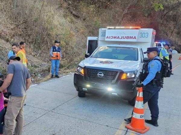 Equipos de socorro se movilizaron hasta el lugar para brindar asistencia a los heridos.
