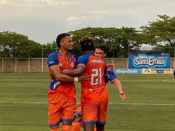 Geovanny Virus Martínez celebrando el gol que abrió el marcador en el UPNFM vs Victoria.