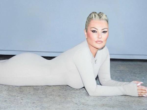 la cantante y compositora aparece tumbada con un body blanco y el cabello recogido