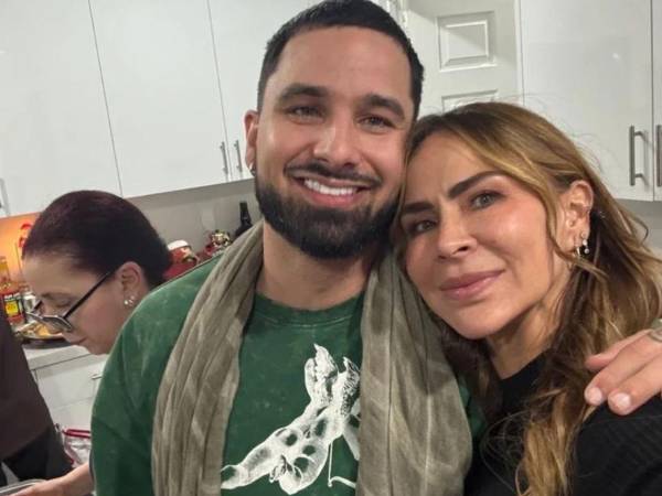 Foto de archivo, Aylín Mujica y su hijo Mauro Menéndez.