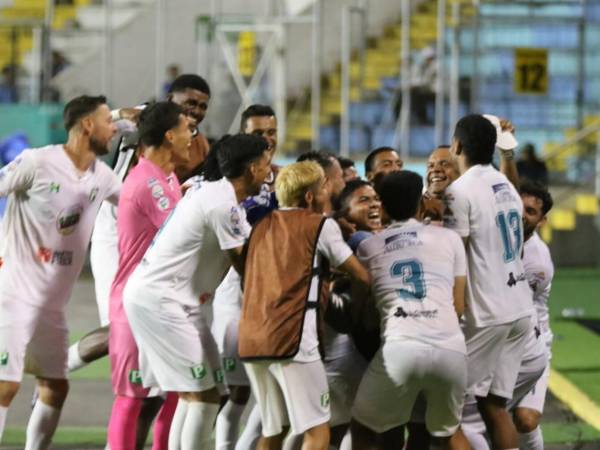 La plantilla de jugadores del Platense celebró a lo grande la paliza que le propinaron al Motagua.