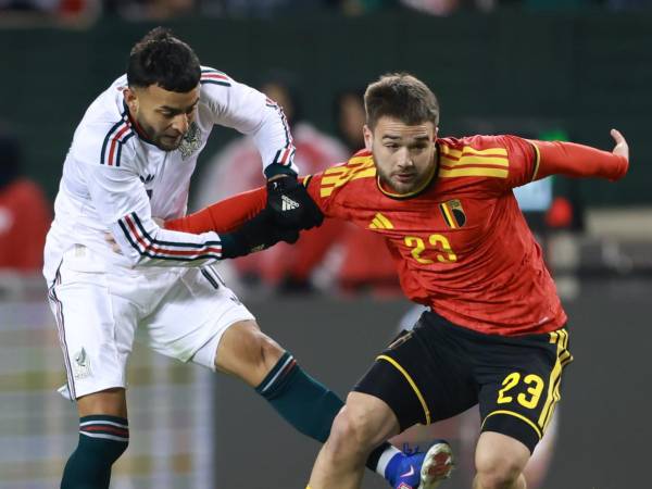 Alexis Vega de México en la disputa de la pelota con el jugador belga Nicolas Raskin.