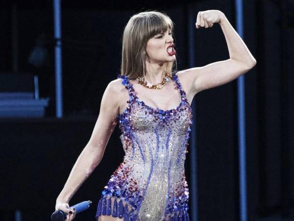 Taylor Swift volvió a demostrar por qué es considerada una de las figuras más influyentes, y generosas, de la industria musical. La cantante entregó 197 millones de dólares en bonos a los trabajadores de The Eras Tour, un gesto sin precedentes que quedó registrado en su docuserie.