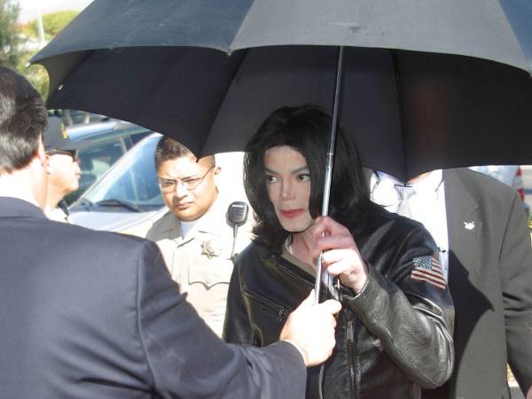 Durante los últimos años de su vida, Michael Jackson atravesó un periodo marcado por la ansiedad, el insomnio y una profunda inquietud emocional. Así lo revela Dan Beck, exejecutivo de Epic Records y uno de los colaboradores más cercanos del artista en esa etapa, en una entrevista reciente con The Sun y en su libro de memorias You’ve Got Michael.
