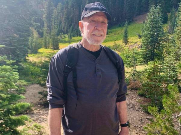 El ícono del cine de acción y leyenda de las artes marciales, Chuck Norris, volvió a desafiar los límites de la edad al escalar el Pico Lassen, una montaña de 3,187 metros de altura ubicado en el Parque Nacional Lassen Vocanic en California, Estados Unidos.