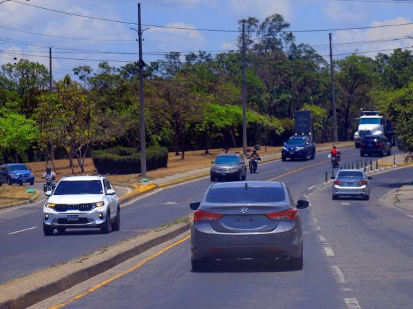 Más de un millón de carros y motocicletas circulan con permisos provisionales debido a la falta de placas en Honduras desde mediados de 2023.