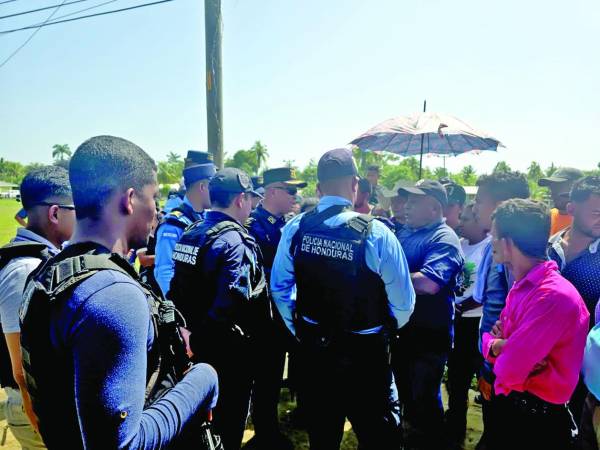 Agentes policiales socializaban las accionesde seguridad ayer con pobladores de la aldea La Protección.