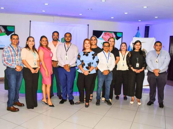 Representantes de Compresa y Anaip durante la firma del convenio entre ambas empresas, realizado en la Universidad Tecnológica de Honduras (UTH), institución que también recibirá los beneficios de esta alianza.