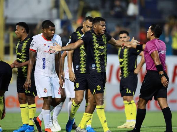 Yeison Moreno, del Real España, le reclama al árbitro Jefferson Escobar.