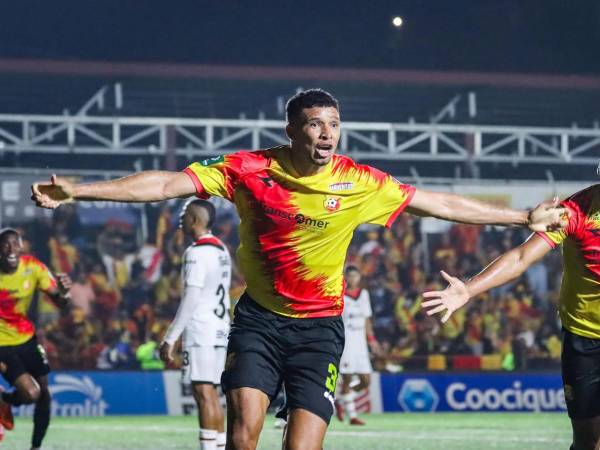 El hondureño Getsel Montes, celebrando su gol que le vale el título al Herediano ante Alajuelense.