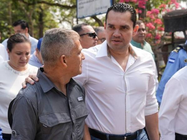 El presidente del Congreso Nacional, Tomás Zambrano, durante su visita a un centro educativo de Santa Cruz de Yojoa, este virnes 15 de mayo.