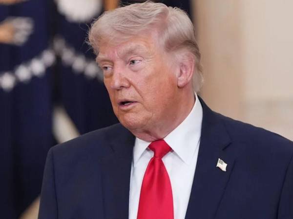 El presidente de EE UU, Donald Trump,<b> </b>ha asegurado este viernes que su país está preparándose para un duro ataque contra Irán si fracasan las negociaciones que arrancan mañana en Pakistán.