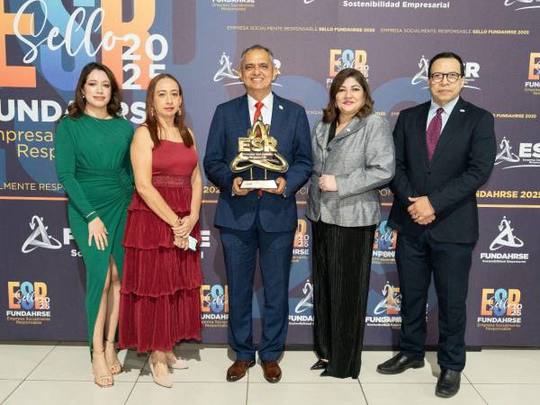 Javier Mejía, rector de la Universidad Tecnológica de Honduras (UTH), con su equipo, y su reconocimiento Sello FUNDAHRSE.