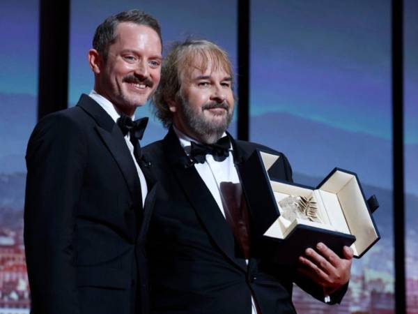 El director neozelandés Peter Jackson, acompañado por Elijah Wood, recordado por su papel de Frodo en la saga El señor de los anillos (The Lord of the Rings), protagonizó este martes la primera alfombra roja del 79 Festival de Cannes.