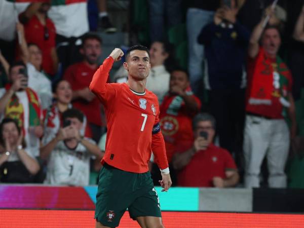 Cristiano Ronaldo celebrando uno de sus dos goles marcados en el Portugal 2-2 Hungría por las eliminatorias euopeas.