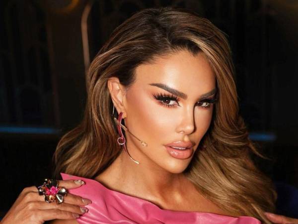 La actriz mexicana Ninel Conde, conocida como el bombón asesino y por sus polémicas, estrena este viernes su reality 'Sin filtro', en el que promete mostrarse más vulnerable que nunca y en el que combate el estigma de las cirugías y procedimientos estéticos que afrontan las mujeres.