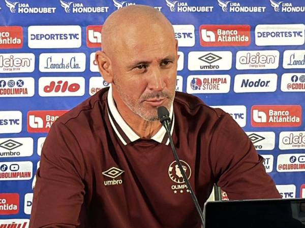 Eduardo Espinel hablando en conferencia de presna luego del partido ante el Juticalpa.