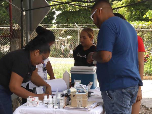 Migrantes reciben atención medica este viernes, en la ciudad de Tapachula en el estado de Chiapas (México).