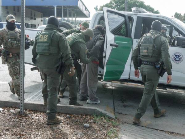 Agentes de la Patrulla Fronteriza realizan detenciones en Nueva Orleáns, Luisiana.