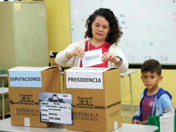 Una persona vota durante las elecciones de Costa Rica este domingo, en San José (Costa Rica).