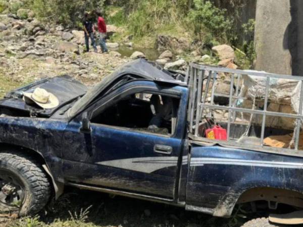 <b>De acuerdo con los reportes preliminares, el vehículo en el que se transportaban las víctimas sufrió un volcamiento por causas que aún están bajo investigación por parte de las autoridades de tránsito.</b>