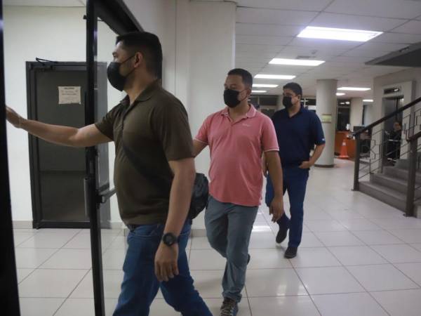 Tres agentes de la División Antiextorsión y Asociaciones Terroristas (DAET) llegaron este miércoles a los juzgados de San Pedro Sula, luego de decidir presentarse voluntariamente ante las autoridades judiciales. Los funcionarios acudieron acompañados por otros siete agentes policiales.