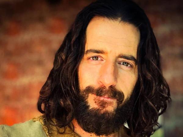 El nombre de Jonathan Roumie ha ganado notoriedad internacional gracias a su interpretación de Jesús en la serie The Chosen, una producción que ha logrado una amplia difusión en múltiples plataformas y audiencias.