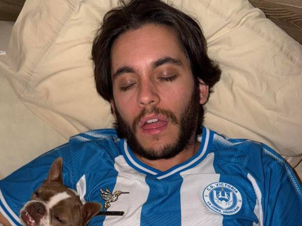 La preocupación se apoderó de los aficionados del Club Deportivo Victoria luego de que su presidente, Carlos Eduardo Espina, apareciera desde una cama de hospital para revelar el complicado momento de salud que atraviesa.