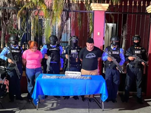 A los detenidos les decomisaron armas y dinero.