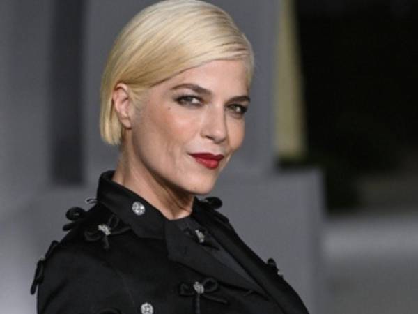 La actriz Selma Blair permanece bajo custodia, según la información proporcionada.
