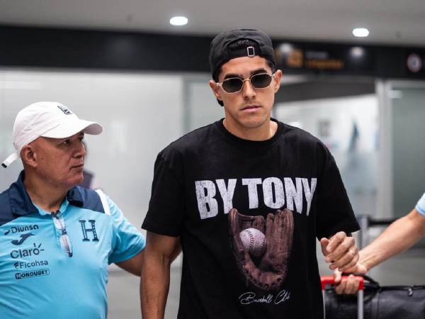 Luis Palma en su llegada a Honduras tras su gran actuación con el Lech Poznan.