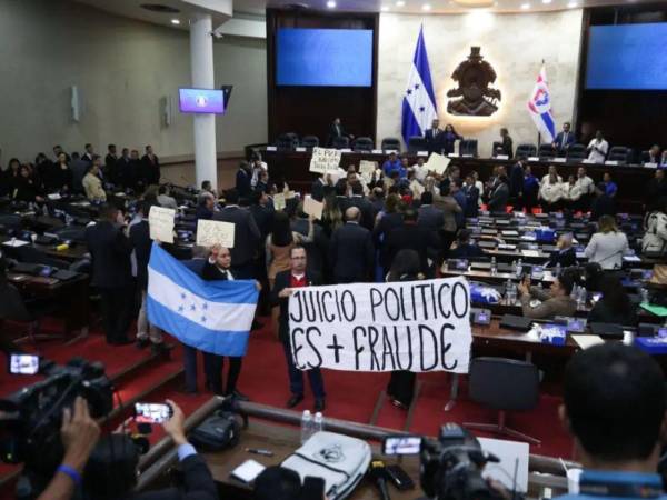 Diputados de Libre protagonizan disturbios en el hemiciclo.
