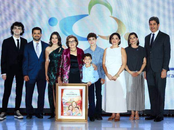 Elena Durón de Larios junto a su querida familia, a quien también dedicó su reconocimiento y brindó su gratitud.