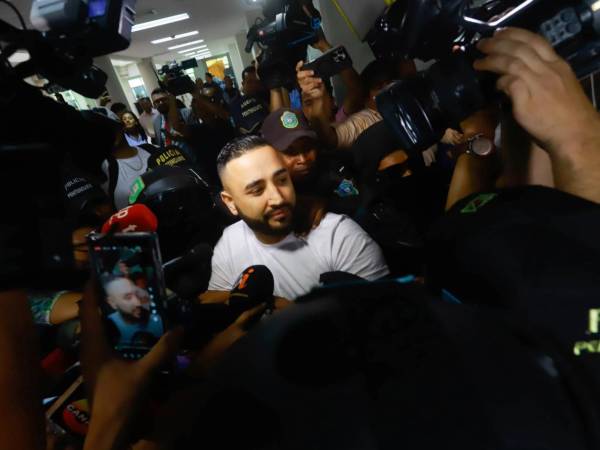 Óscar Ramírez llegó esposado y sonriendo a la audiencia inicial que se llevó a cabo el viernes en la sede del Poder Judicial de San Pedro Sula.