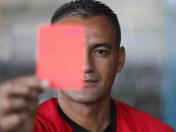 Se retiró del arbitraje en Honduras y ahora está cerca de quedarse con la alcaldía en su zona.